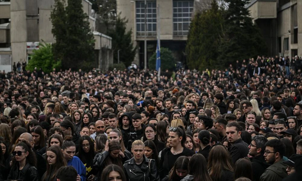 Σύσσωμα πενθούν τα Σκόπια: Συγκέντρωση φοιτητών για τους 59 νεκρούς στη ντίσκο